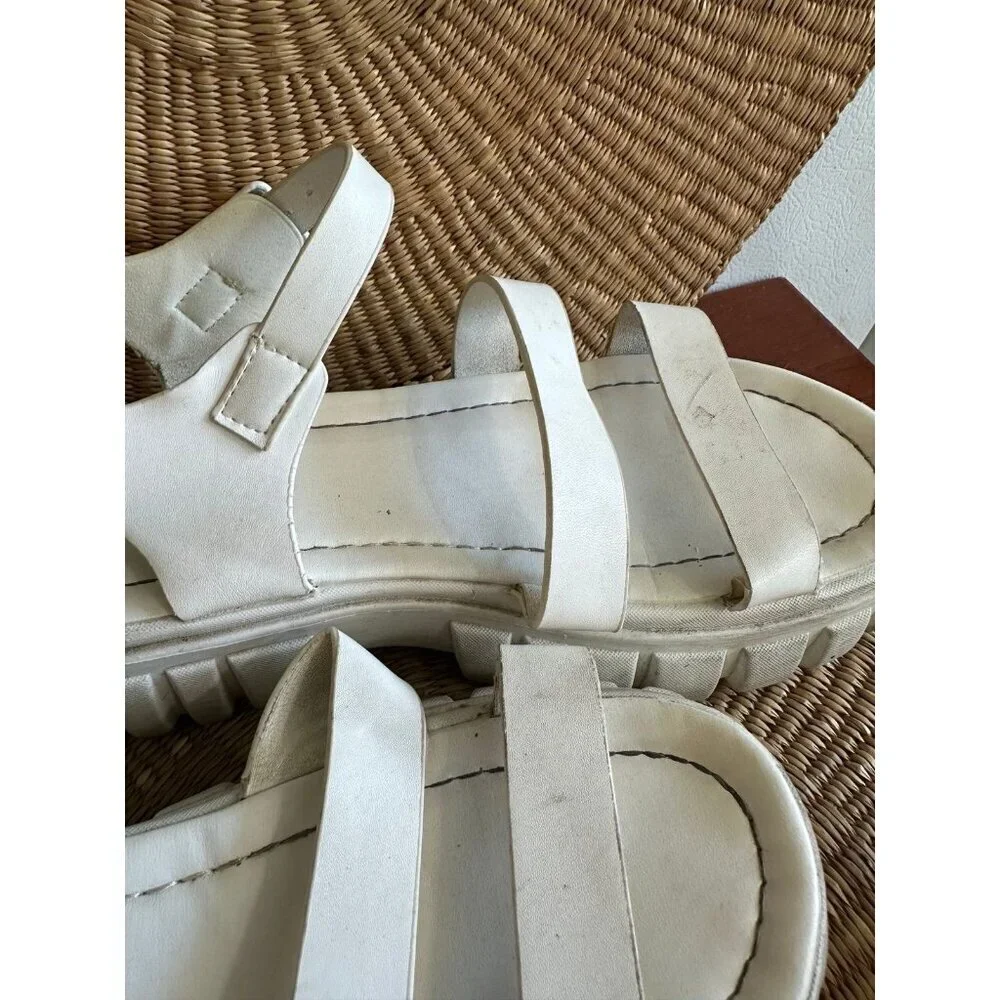 Beilide woman’s size 8 white sandals
